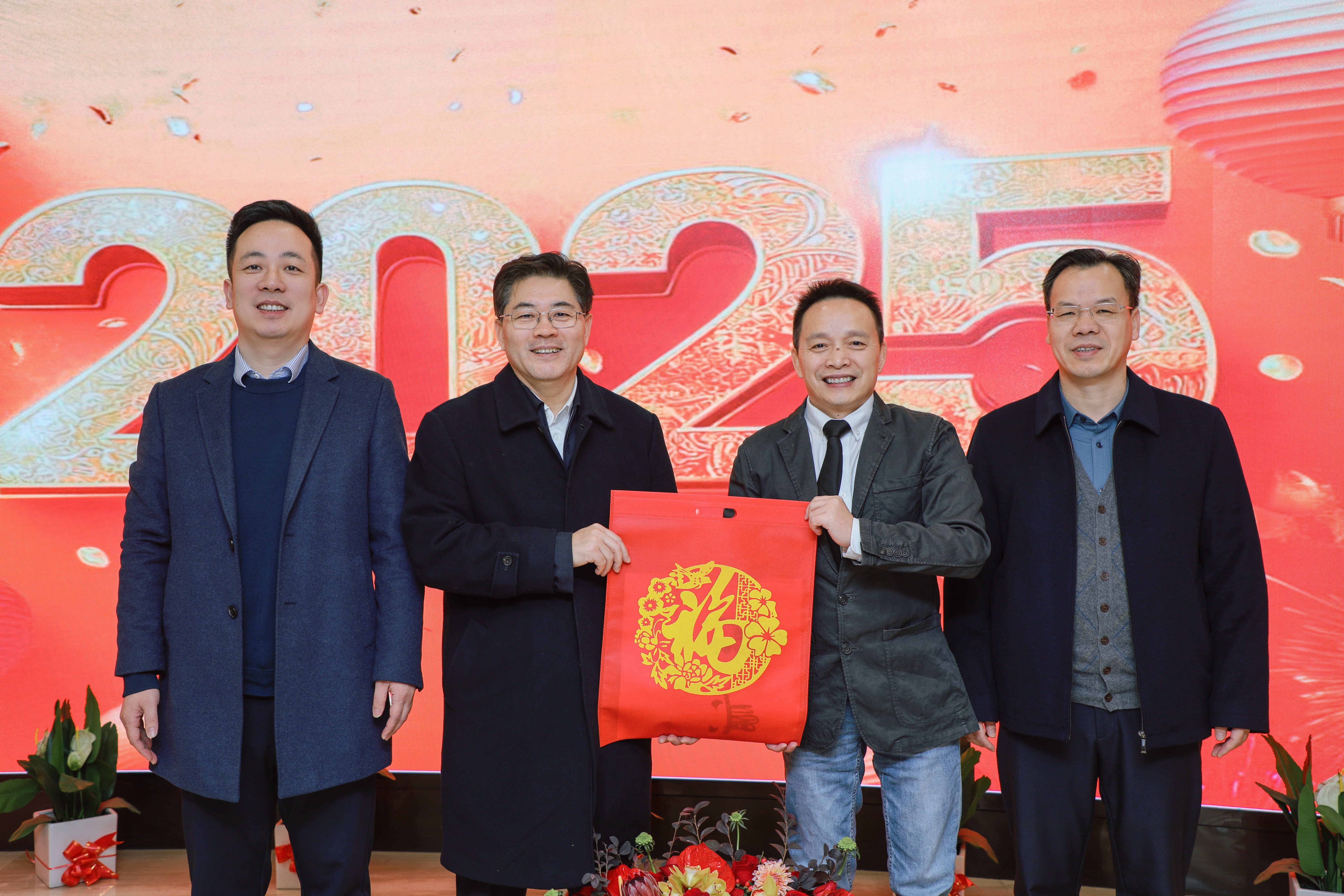 省委統(tǒng)戰(zhàn)部部長隋忠誠一行到鹽津鋪子開展春節(jié)走訪慰問